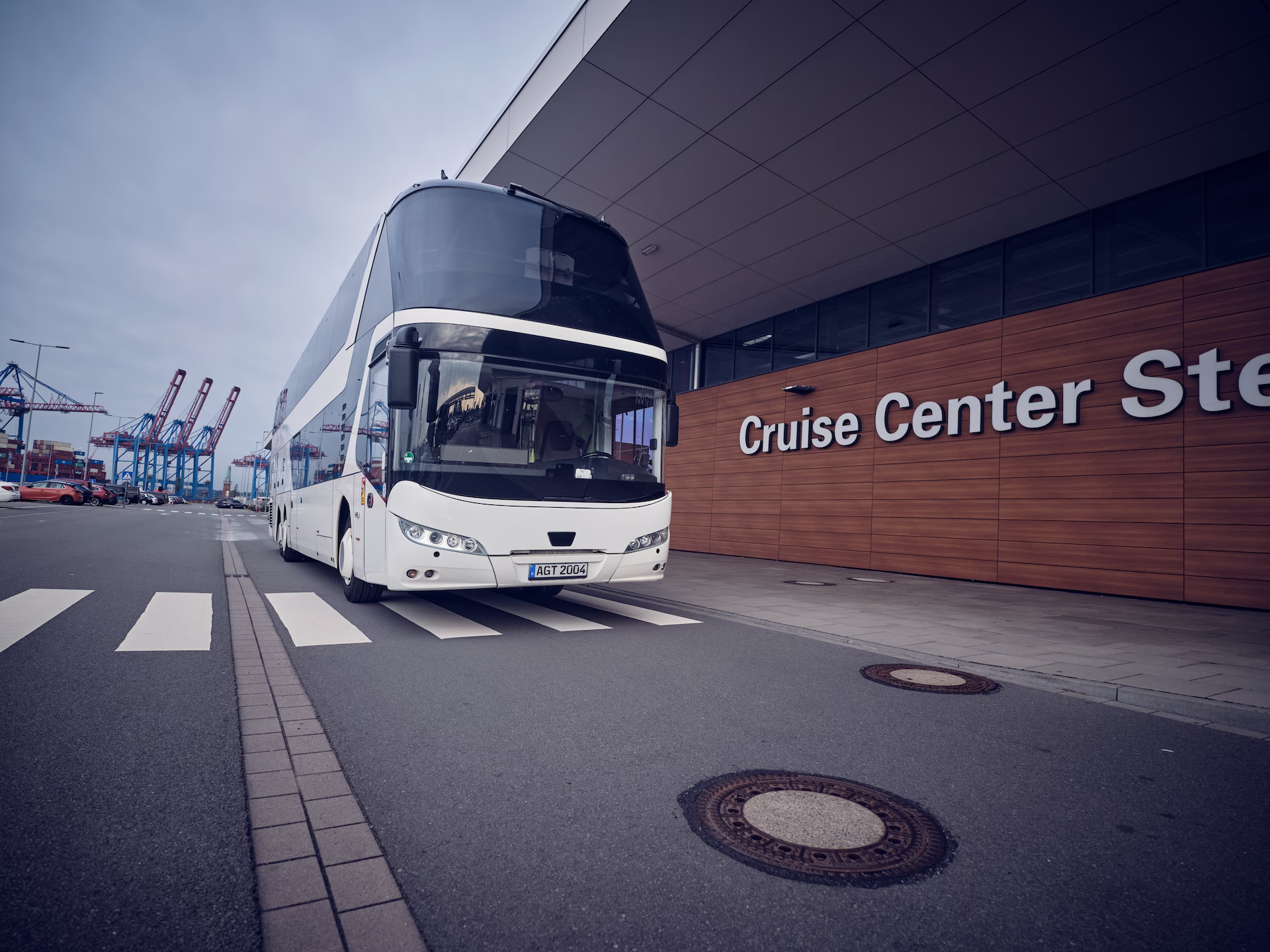 Doppeldeckerbus der agt vor dem Cruise Center Steinwerder in Hamburg