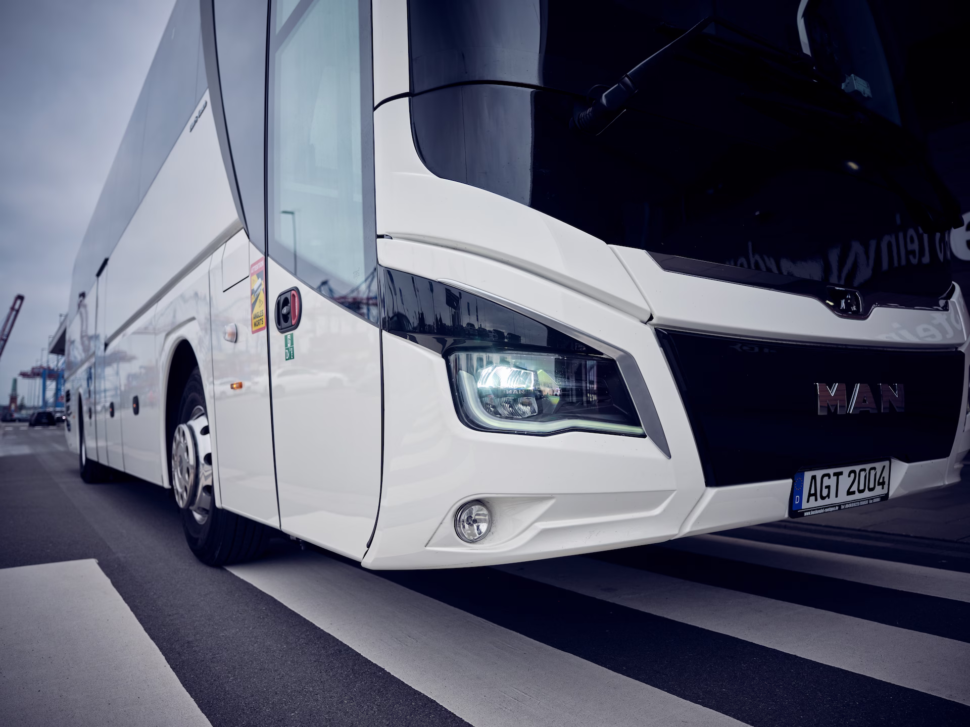 Scheinwerfer eines Reisebusses der agt