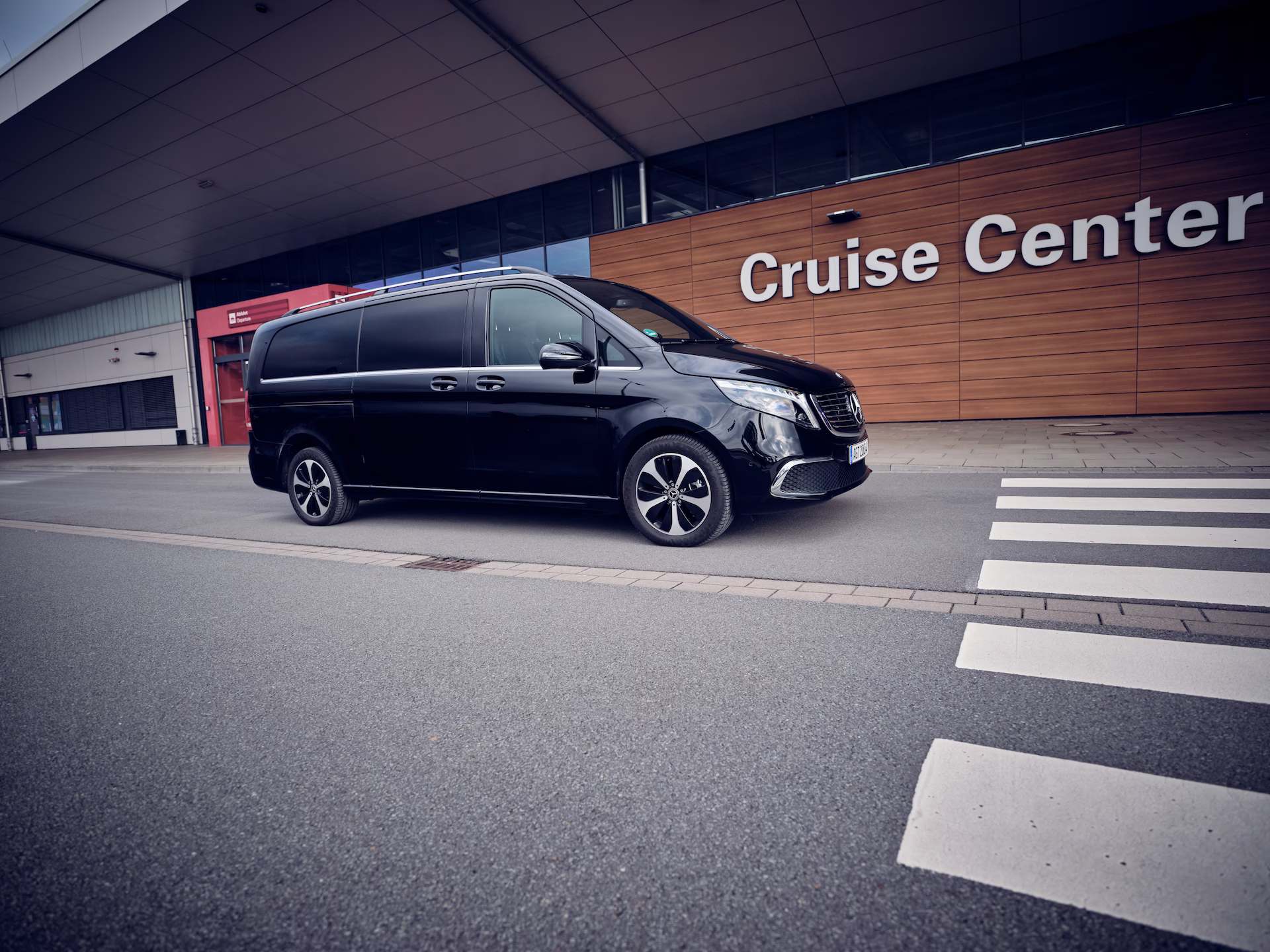 Schwarzer Van der agt vor dem Cruise Center an einem Kreuzfahrtterminal