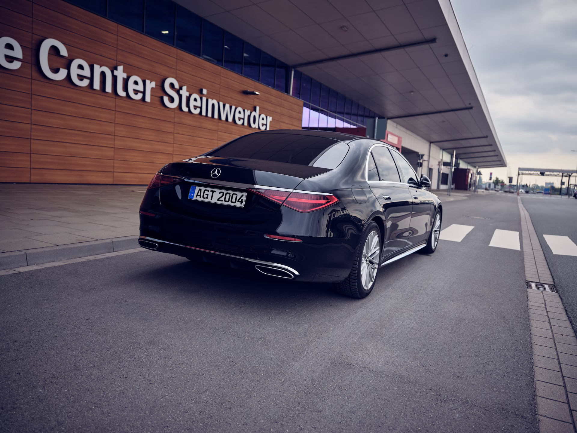 Schwarze Luxuslimousine vor dem Cruise Center Steinwerder in Hamburg.