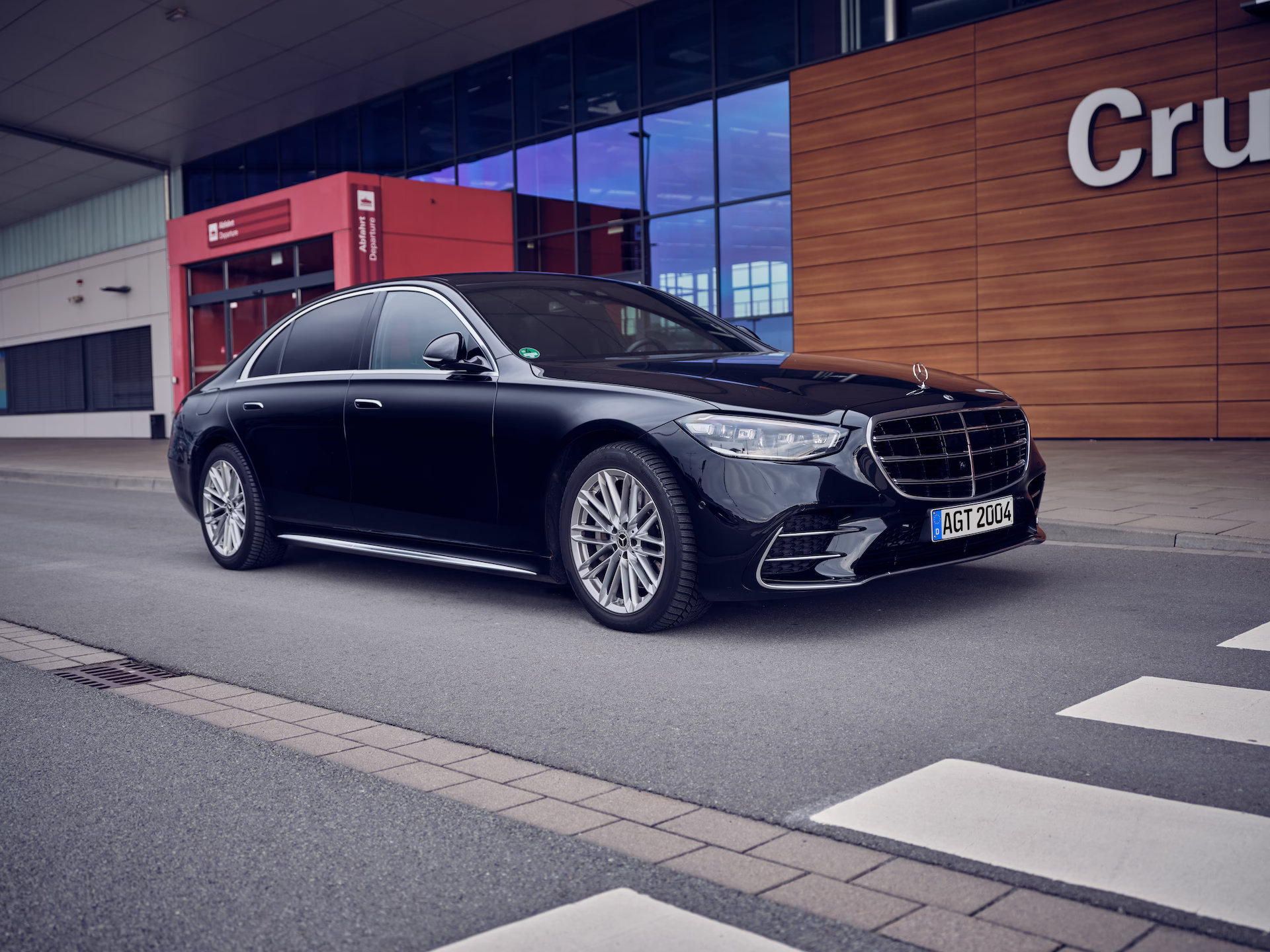 Schwarze Limousine im VIP-Transfer vor dem Cruise Center Steinwerder in Hamburg