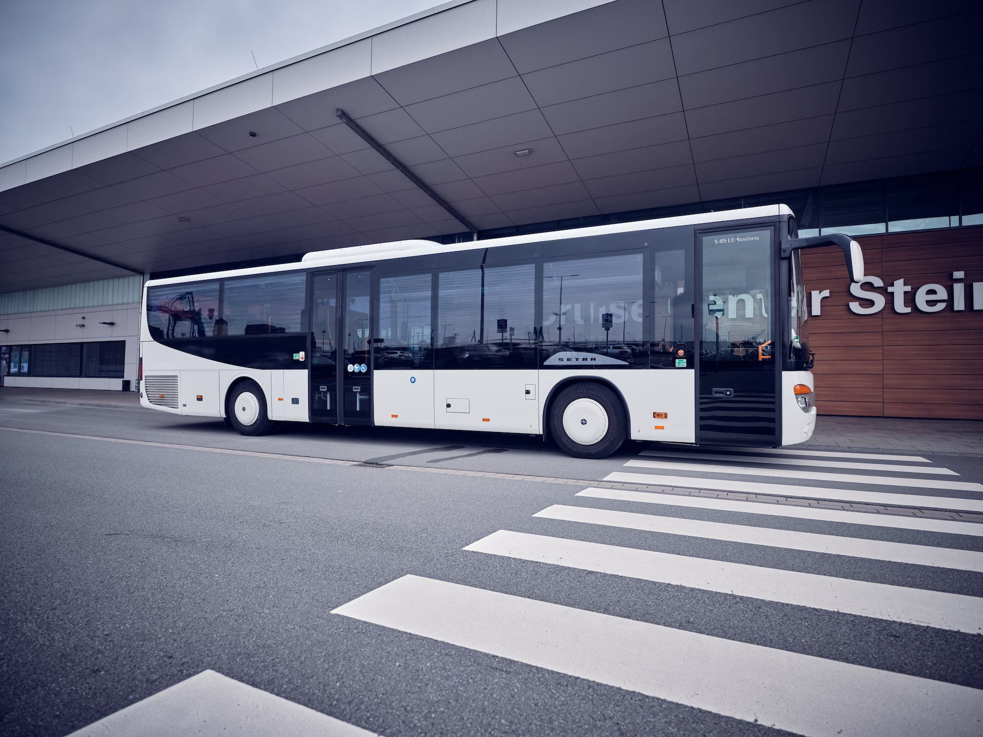 Bus vor dem Cruise Center Steinwerder in Hamburg