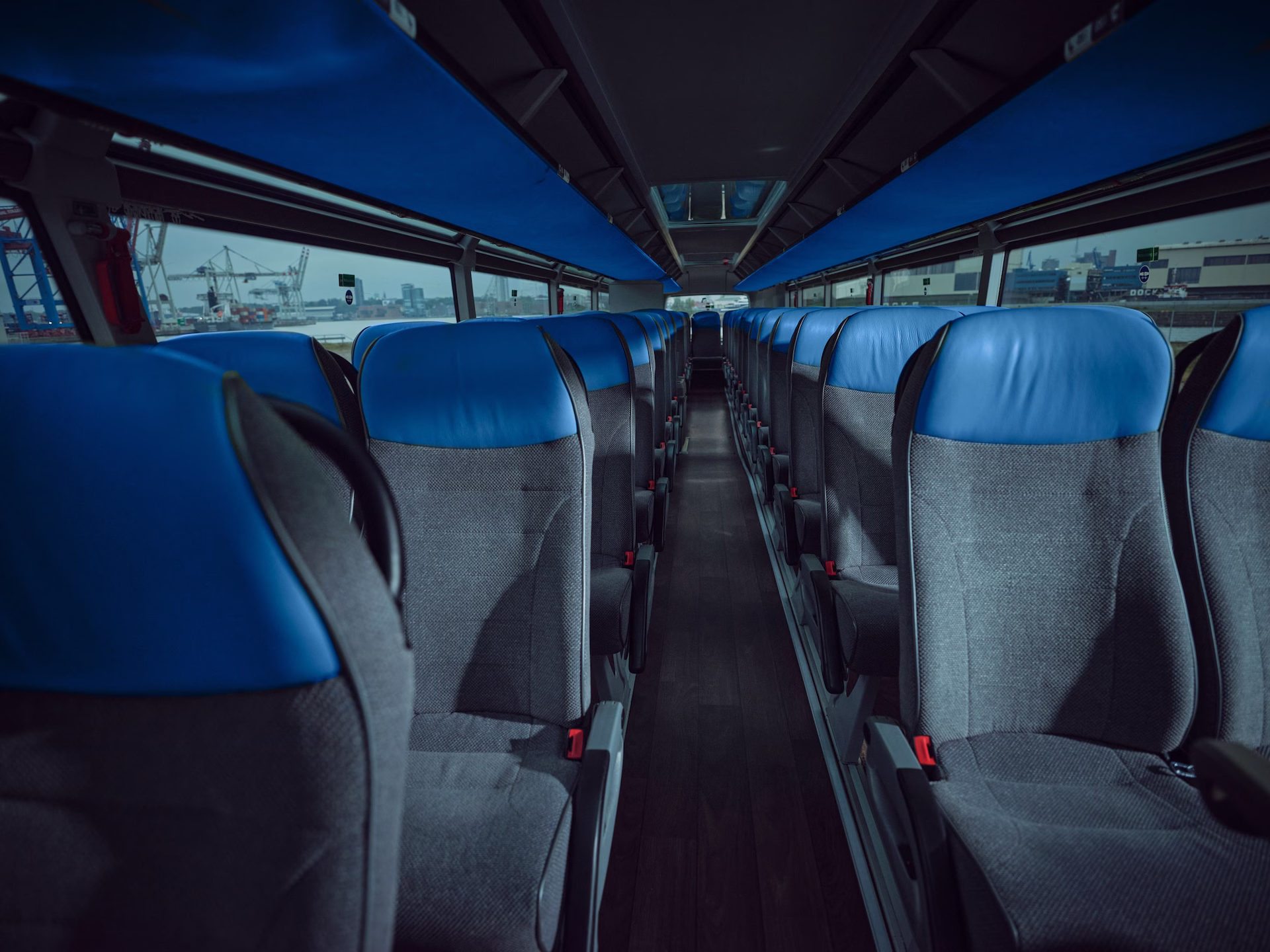 Innenraum eines modernen Doppeldecker-Reisebusses mit komfortablen Sitzreihen.