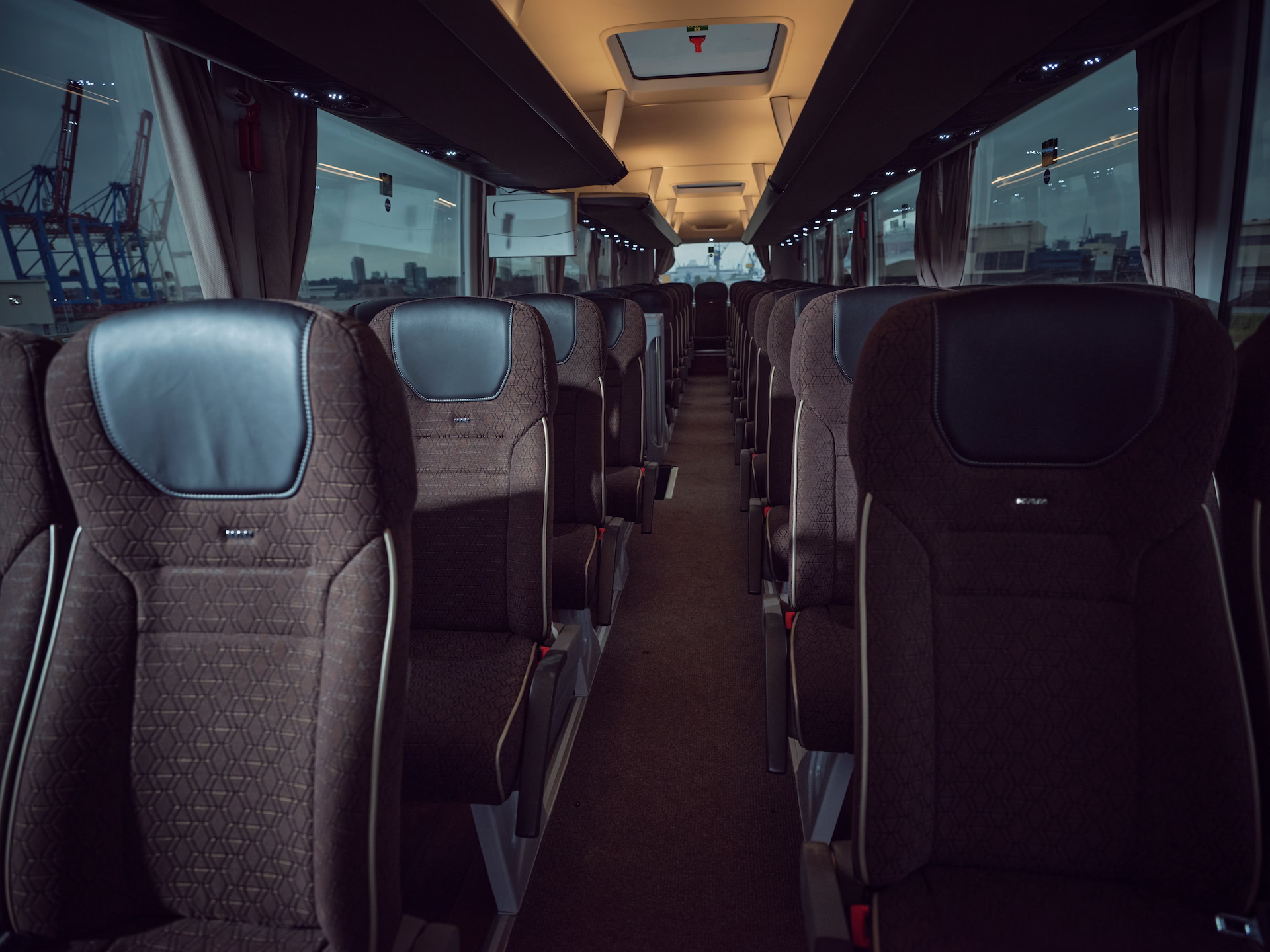 Innenraum eines Reisebusses mit gepolsterten Sitzreihen