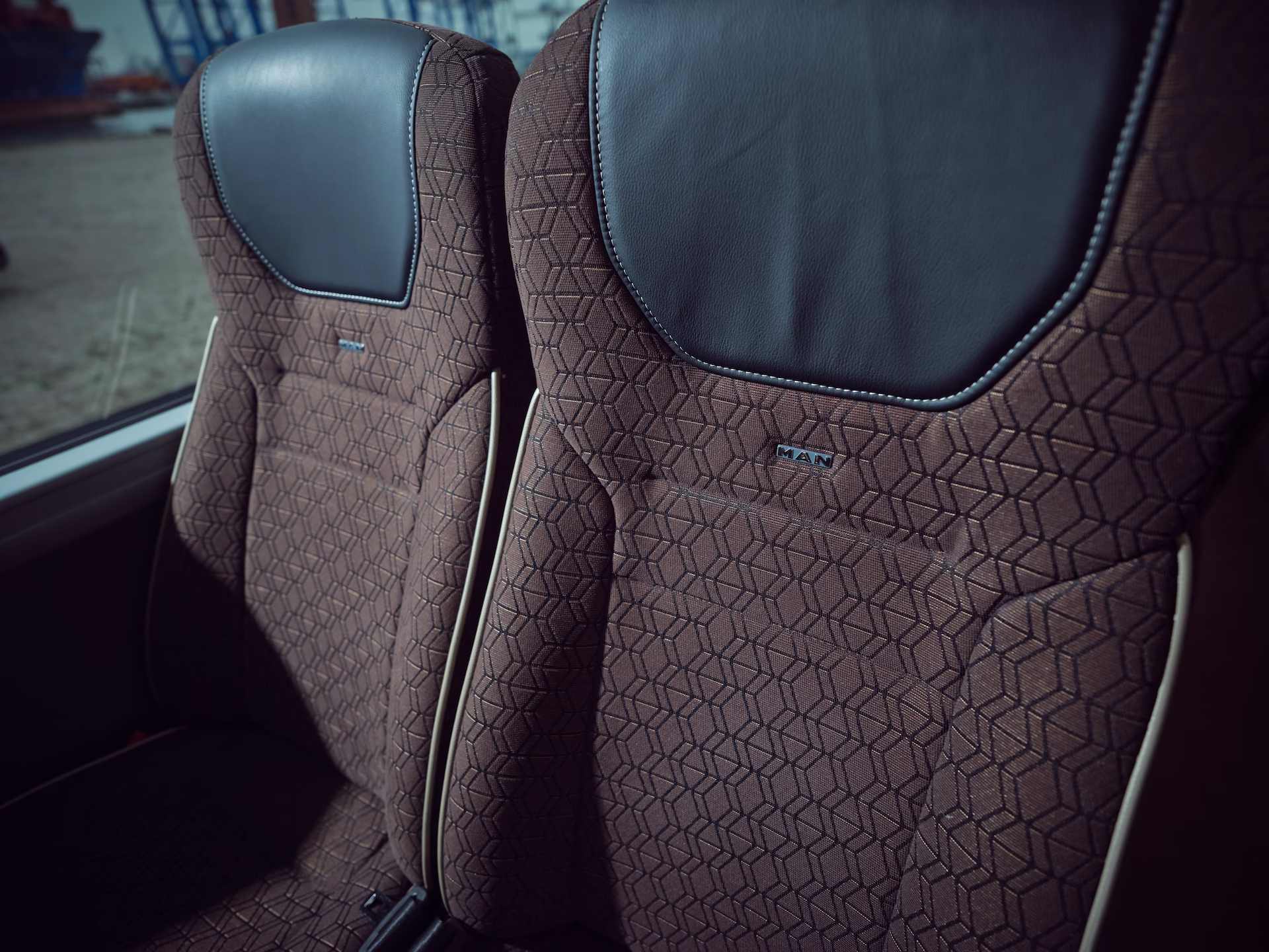Gepolsterte Sitze in einem Reisebus der agt