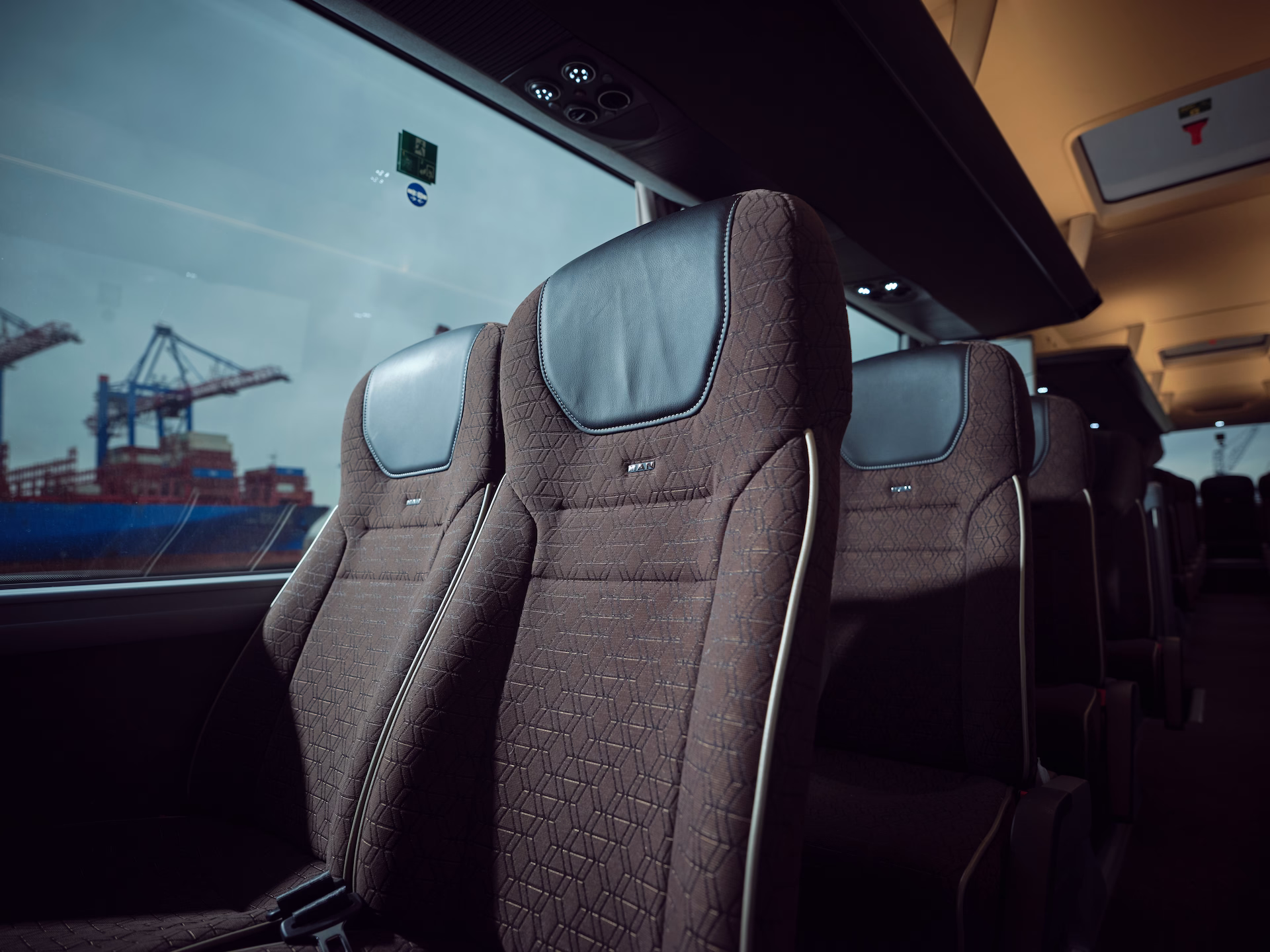 Sitzreihen in einem Reisebus der agt