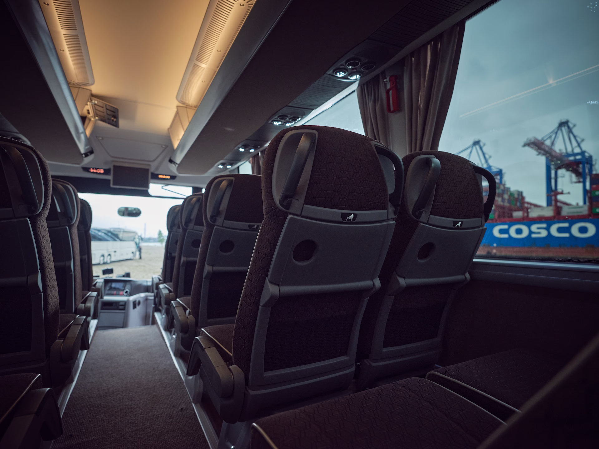 Mittelgang eines Reisebusses der agt mit Blick auf den Hafen