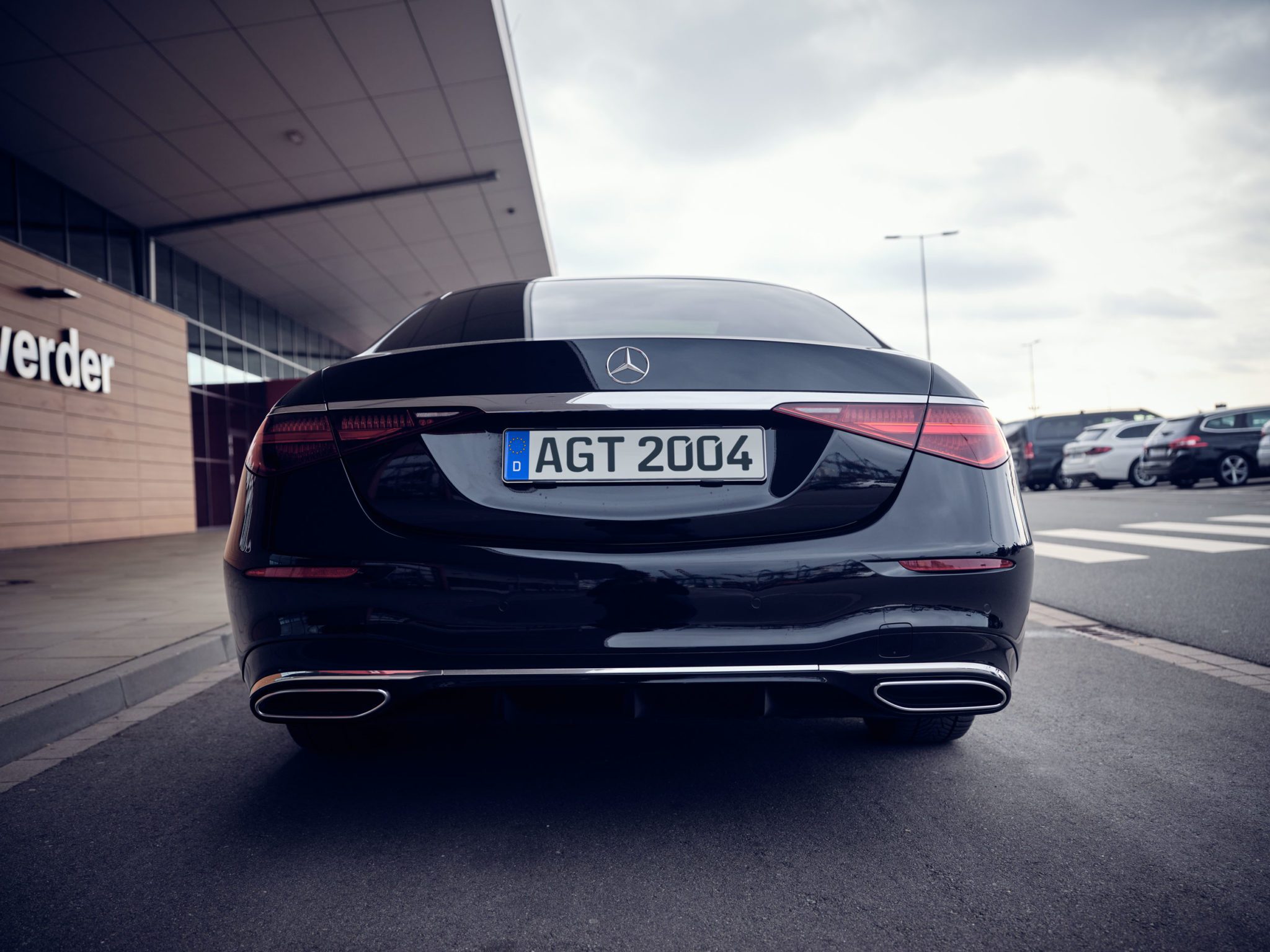 Heckansicht einer schwarzen Limousine am Cruise Center für exklusive VIP- und Flughafentransfers.