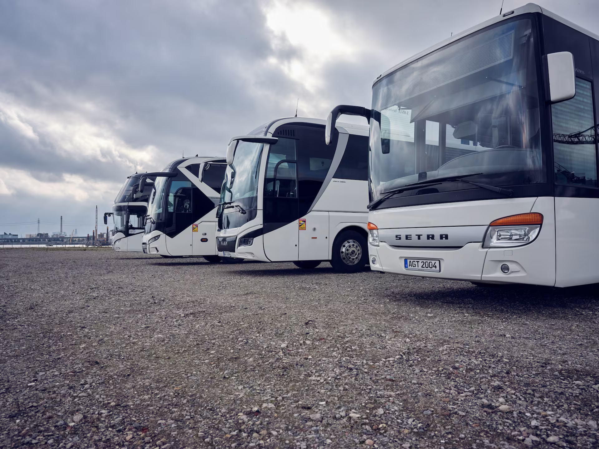Mehrere Reisebusse stehen für einen geplanten Einsatz bereit. Flexible Busflotten für Gruppenreisen, Events und Großveranstaltungen jeder Größenordnung.