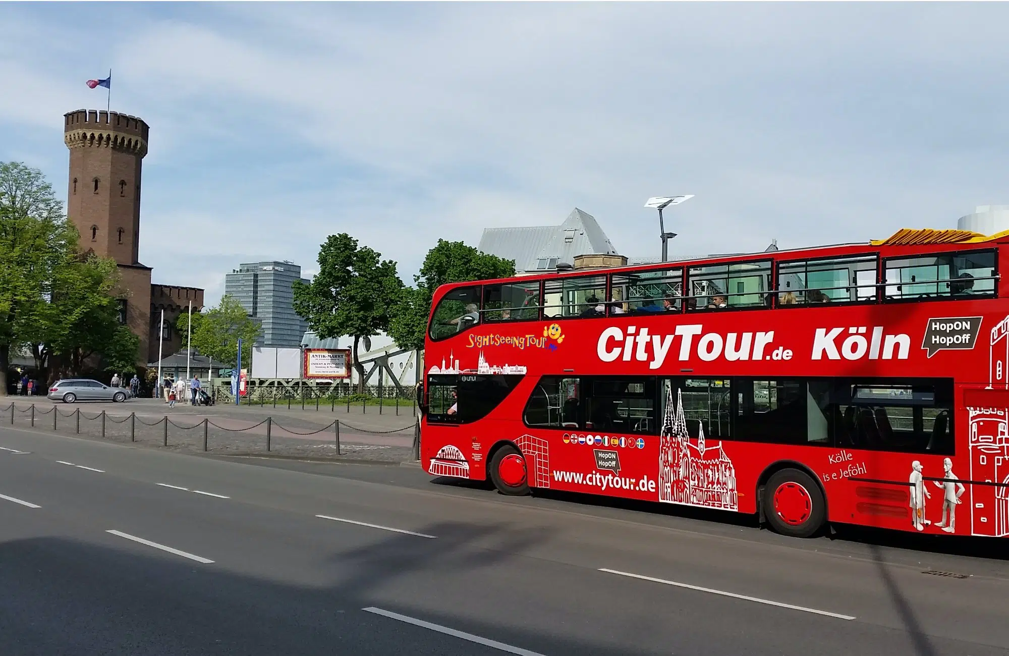 Cabrio-Doppeldecker der agt auf der Straße
