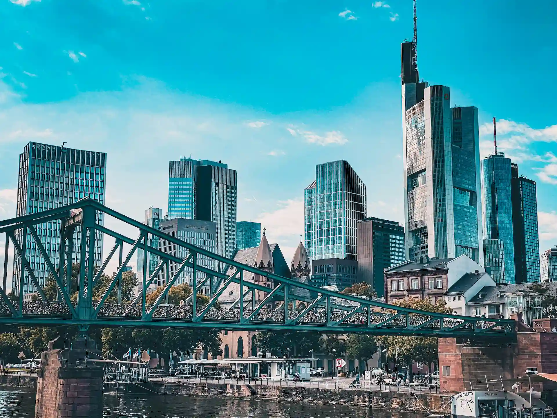 Frankfurter Bankenviertel mit Eisernem Steg über dem Main