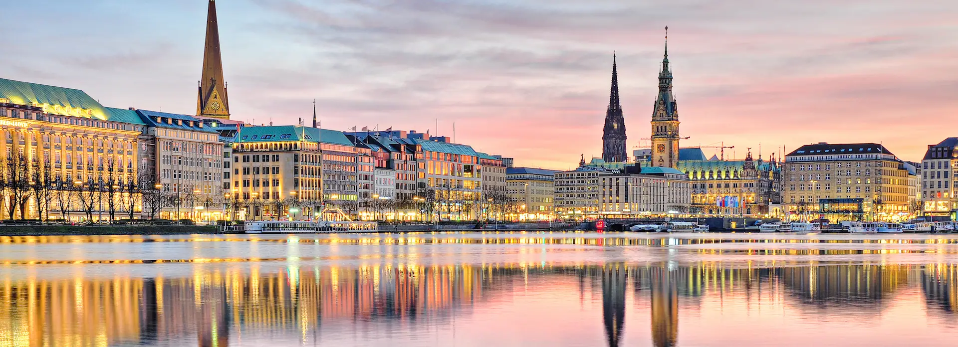 Hamburger Innenstadt am Abend mit Rathaus, gespiegelt in der Binnenalster