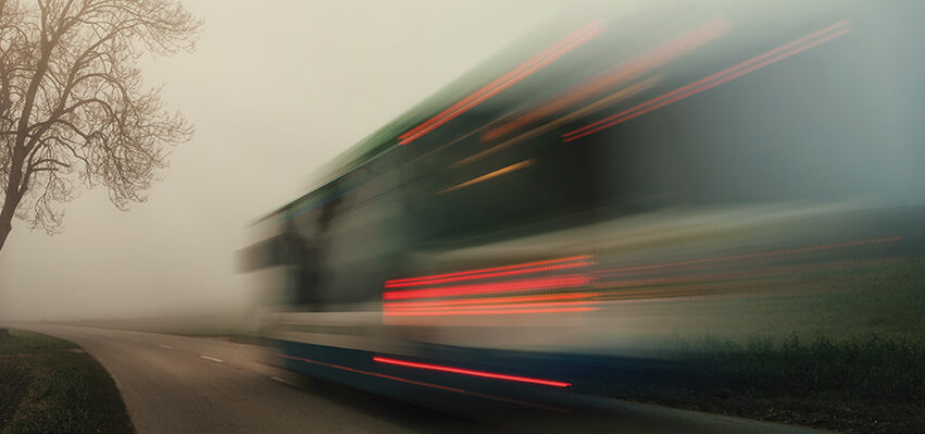 schnell fahrender bus