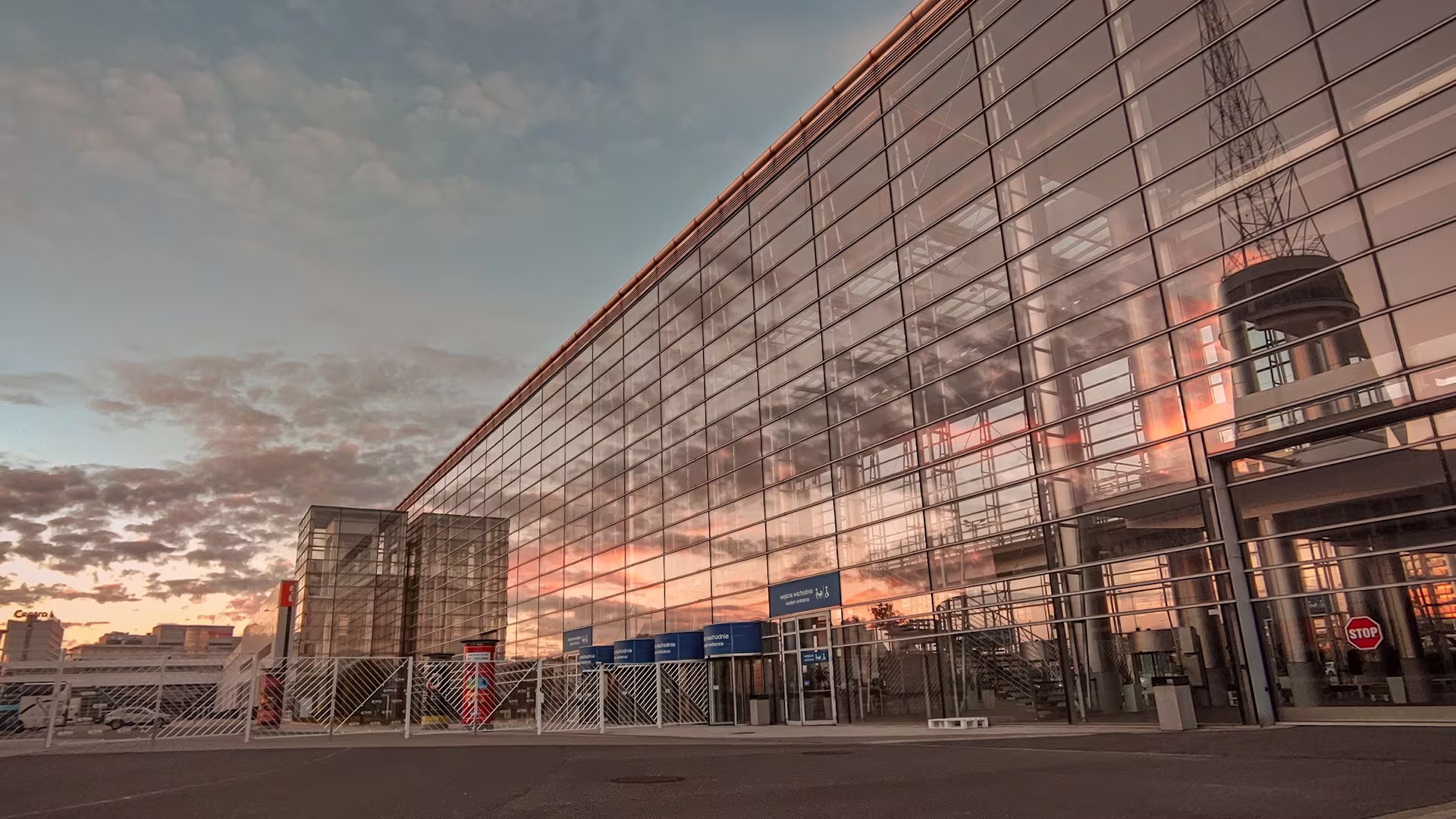 Glasfoyer am Eingang Ost der Messe Essen in der Abenddämmerung.