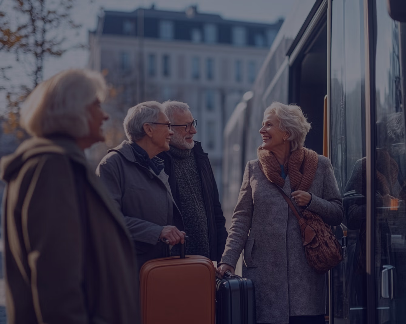 Ältere Reisende mit Gepäck steigen an einem sonnigen Tag in städtischer Umgebung mit Gebäuden im Hintergrund in einen Bus ein.